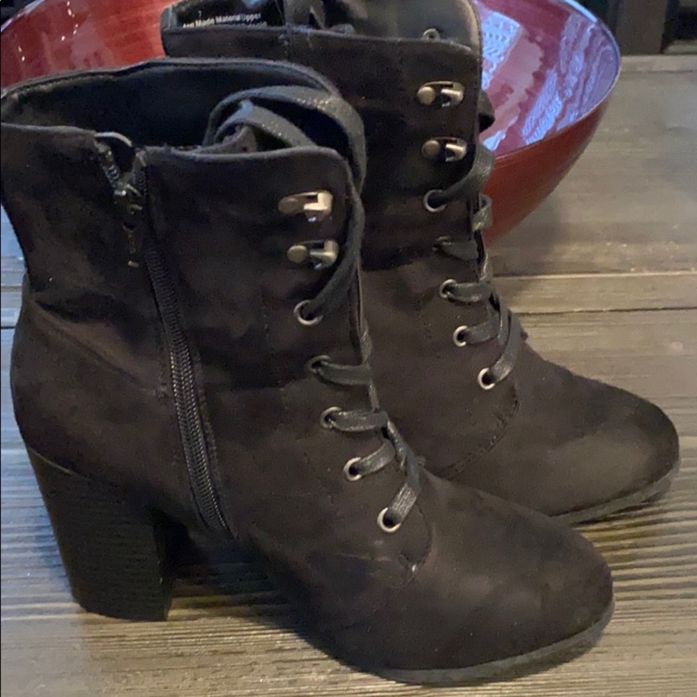 women lace up boots with Heel size 7